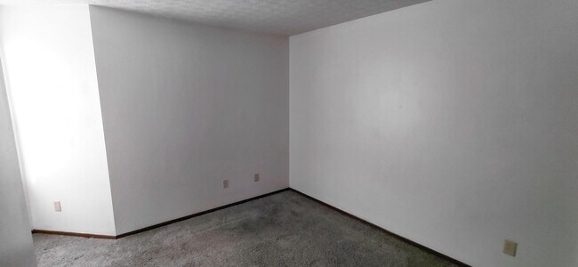 Building Photo - 2585-2587 Four Seasons Dr