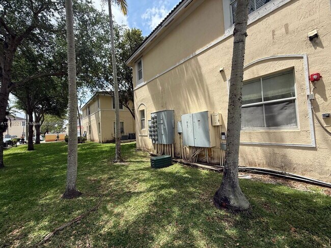 Building Photo - 1666 SE 27th Ct