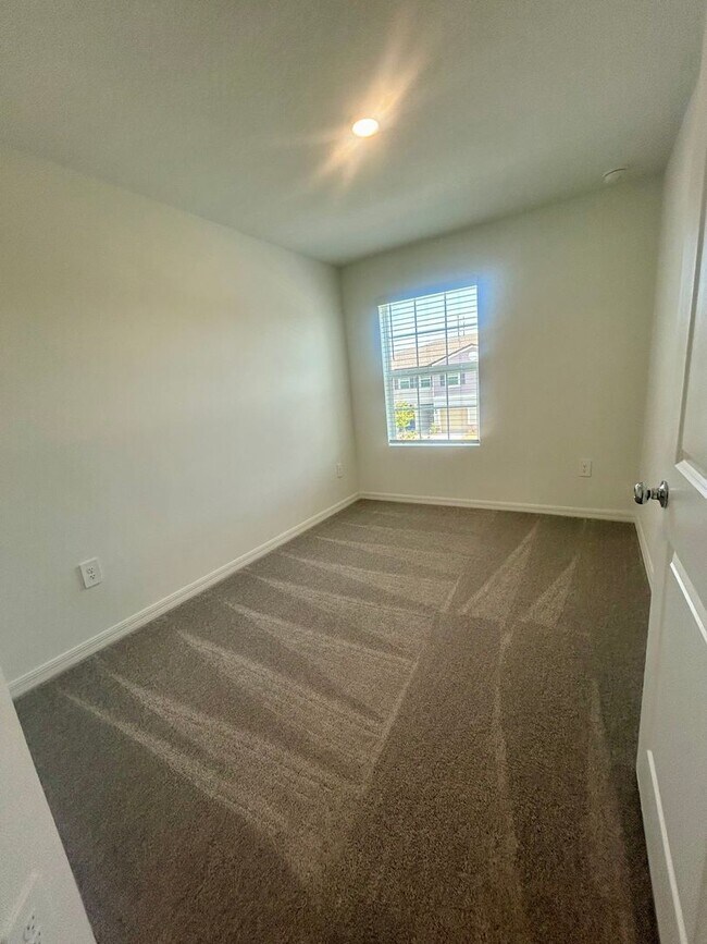 Building Photo - Stylish Townhome in the Heart of Ruskin – ...
