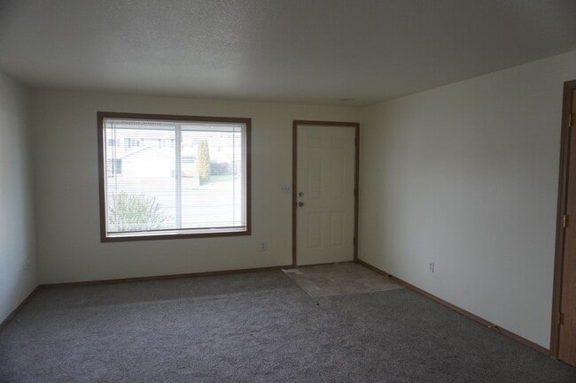 Building Photo - Well Maintained Single Level Home for Lease in Kelso