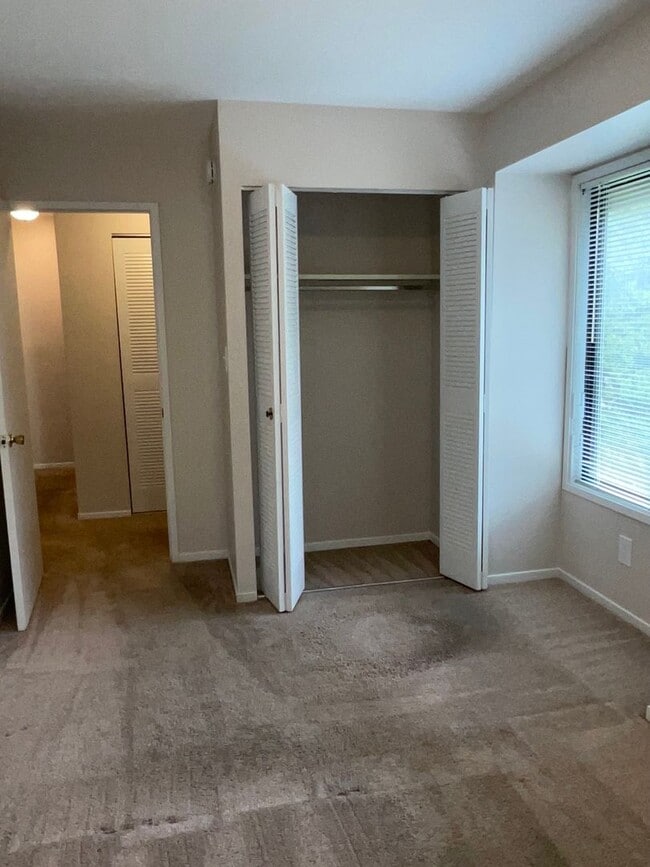 Building Photo - 3BD 2.5BA End Unit Townhome