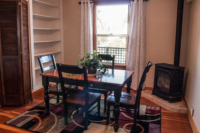 Building Photo - Zara's Cottage: Fully Furnished,  blocks t...