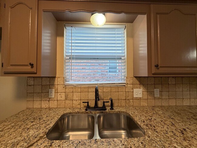 Building Photo - 3-bedroom, 2-bath rental in the heart of Tulsa, located in the highly desirable Union School Dist...