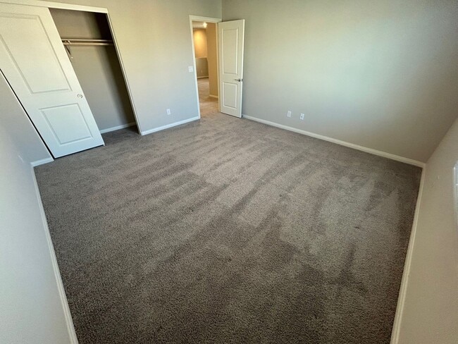 Building Photo - Gorgeous two-story home with 5 bedrooms and 3 bathrooms in a gated community