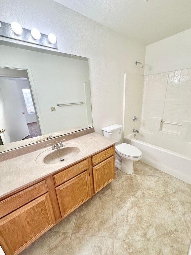 Building Photo - 3 Bedroom/2 Bath Single Level Home! NO HOA