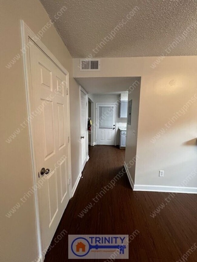 Building Photo - Cute TWO STORY Town Home!