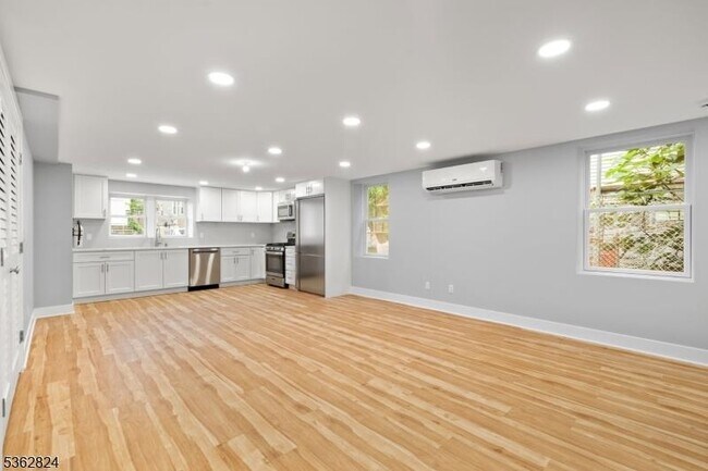 Building Photo - 44 Linden St