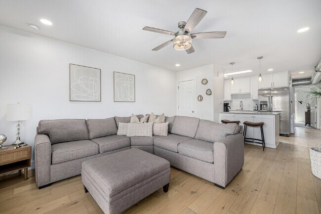 Building Photo - "Charming 1-Bedroom Townhouse in Phoenix –...
