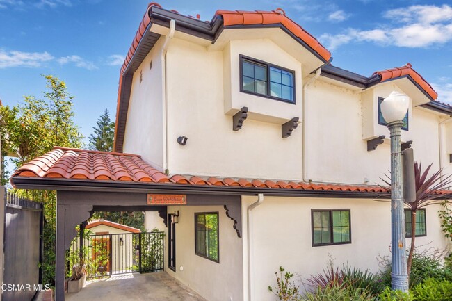 Building Photo - Must see this luxurious short-term, furnis...