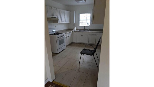 Building Photo - 643 E Broadway-