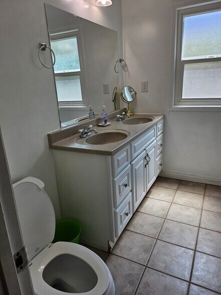Building Photo - 2880 Santez Dr