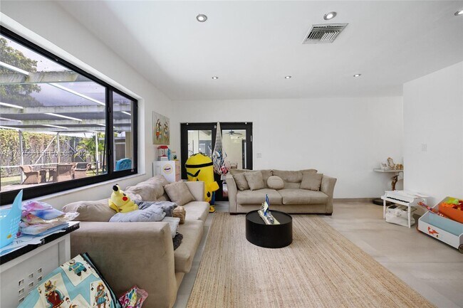 Building Photo - 20375 NE 22nd Pl