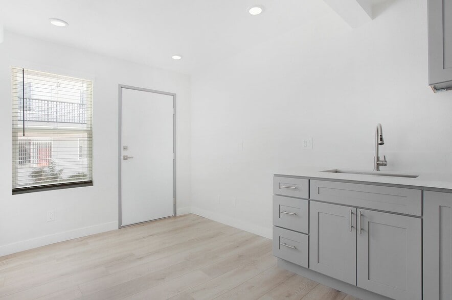 Primary Photo - 10442 Lampson Ave