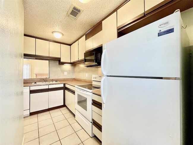 Building Photo - 800 W Collins St