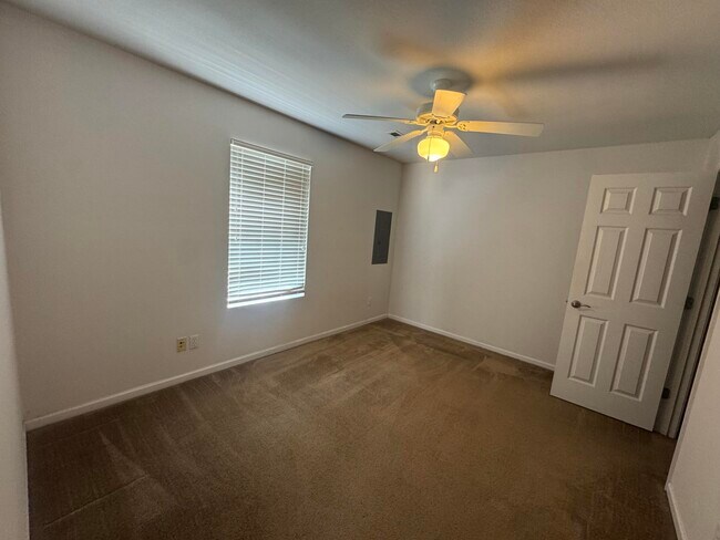 Building Photo - 3308 E St Charles Rd