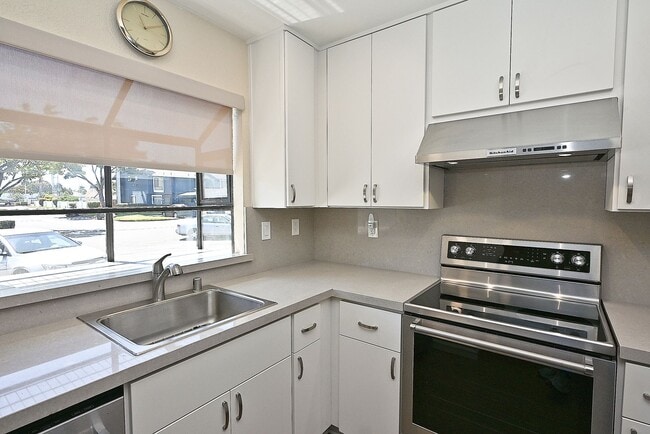 Building Photo - $3190 -- Beautifully Remodeled Townhome in...