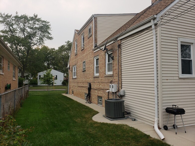 Building Photo - 3355 N Ottawa Ave