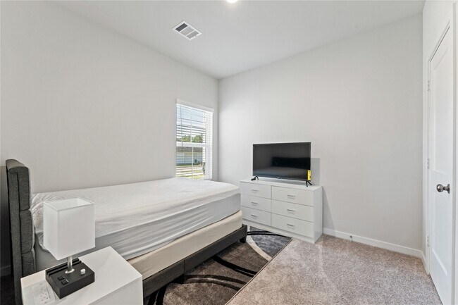 Building Photo - 16215 Globetrotter Ct