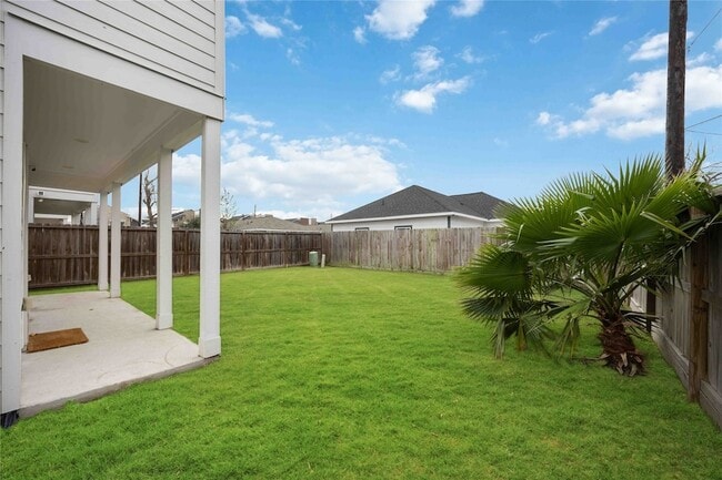 Building Photo - 2215 Mansfield St