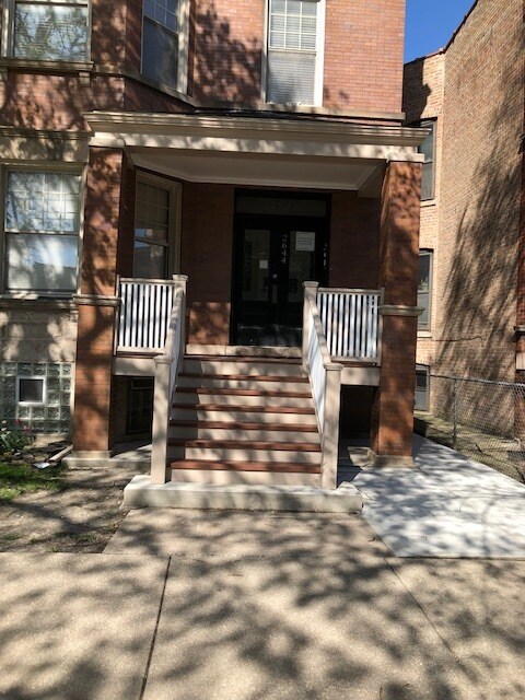 Building Photo - 2644 N Sawyer Ave