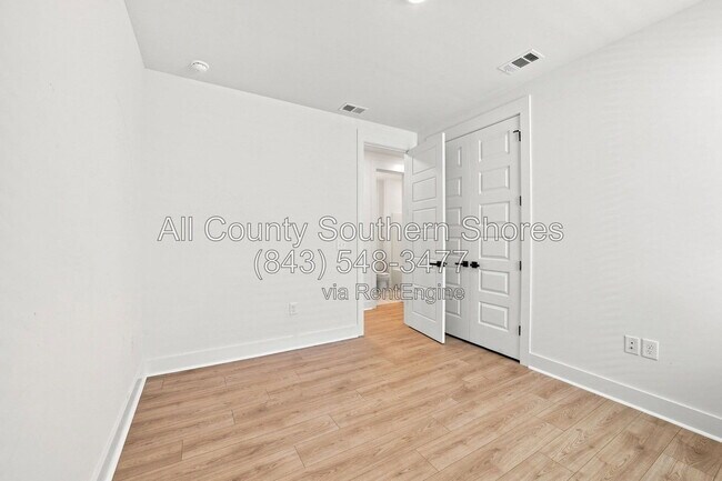 Building Photo - 3084 Claredon St
