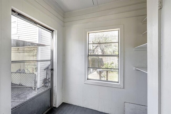 Building Photo - 305 Joyce St