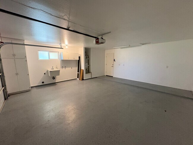 Building Photo - Beautiful Home with solar Rent Ready!