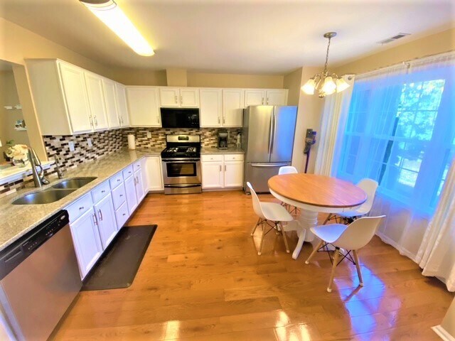 Building Photo - 3406 Carriage Ct