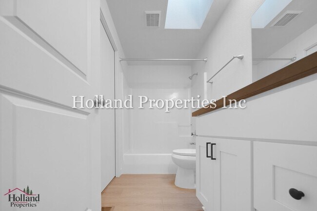 Building Photo - 9055 SW Sagert St