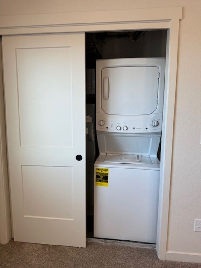 Building Photo - House For Lease