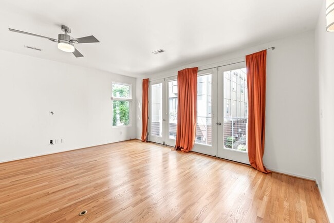 Building Photo - 3 Bedroom Townhome W/ Uptown Views