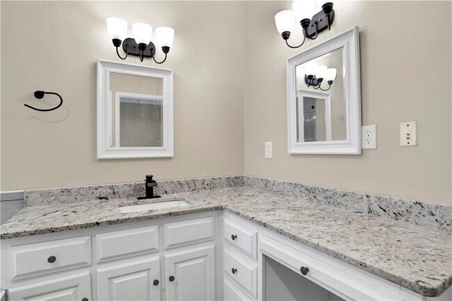 Building Photo - 708 Monarch Dr W