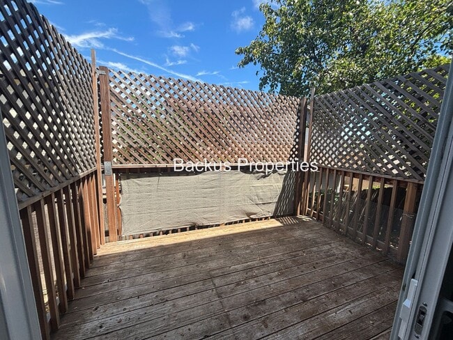 Building Photo - Updated three-bedroom unit in North Salinas