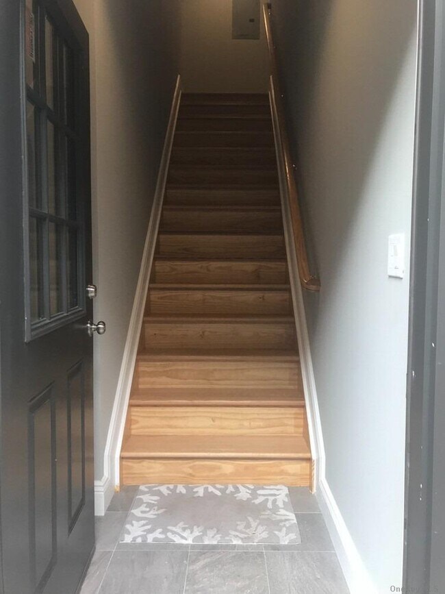 Building Photo - 328 Glen Cove Rd