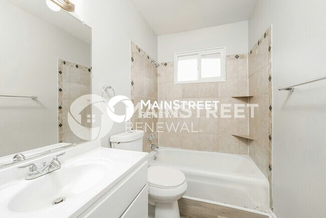 Building Photo - 3 Bedroom Pet-Friendly Home in Grandview, ...