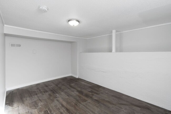 Building Photo - 145 N Ash St