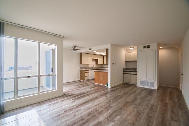 Building Photo - j444