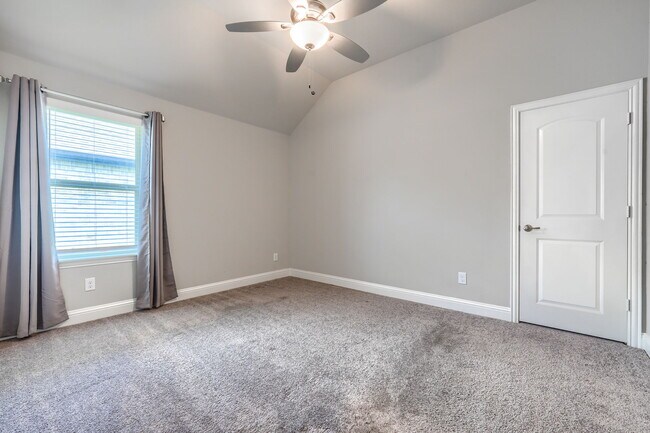 Building Photo - 580 Bradley Dr