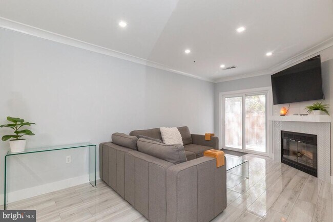 Building Photo - 255 S Pickett St