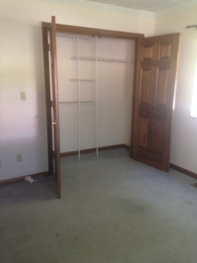 Building Photo - Immaculate three bedroom home in Ashland.