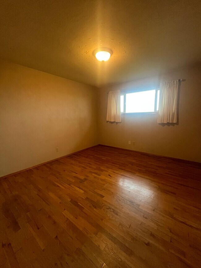 Building Photo - Country living just minutes from town!!! 3-Bed 2-Bath home