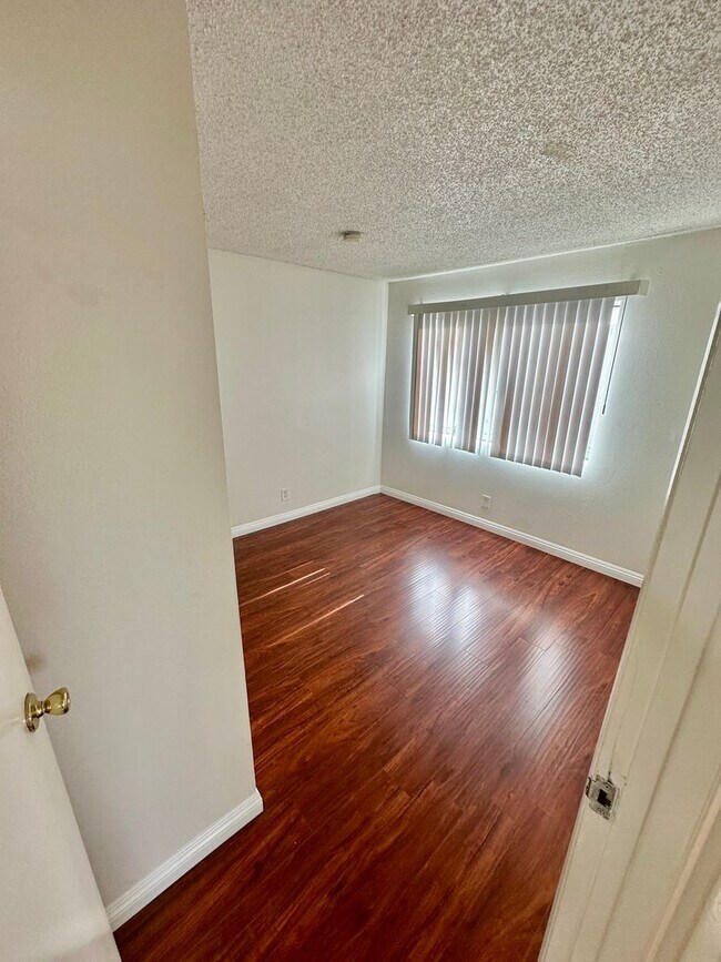 Building Photo - Spacious, bright and HUGE 2bd/1ba + 2 park...