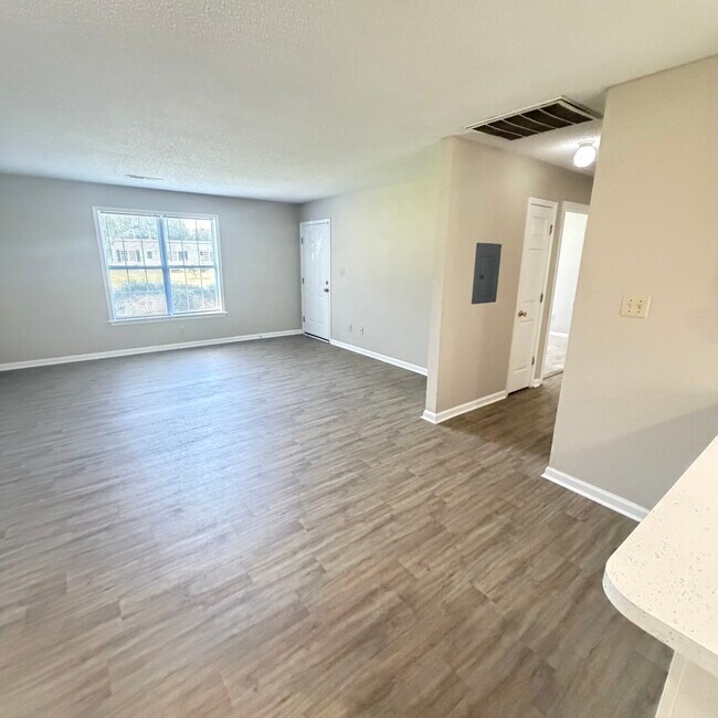Building Photo - 6615 Cottonwood Dr