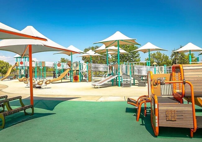 Building Photo - Upscale Townhome in Market Common! MOVE-IN READY!