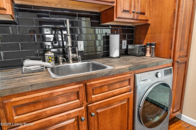 Building Photo - 1236 E Broadway