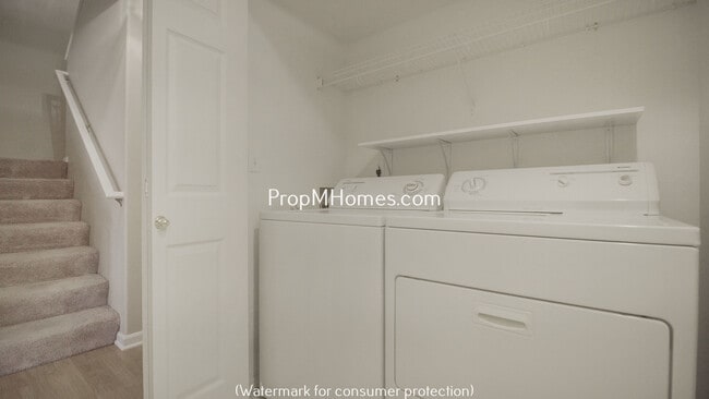 Building Photo - Stylish Beaverton Townhome with Attached Garage!