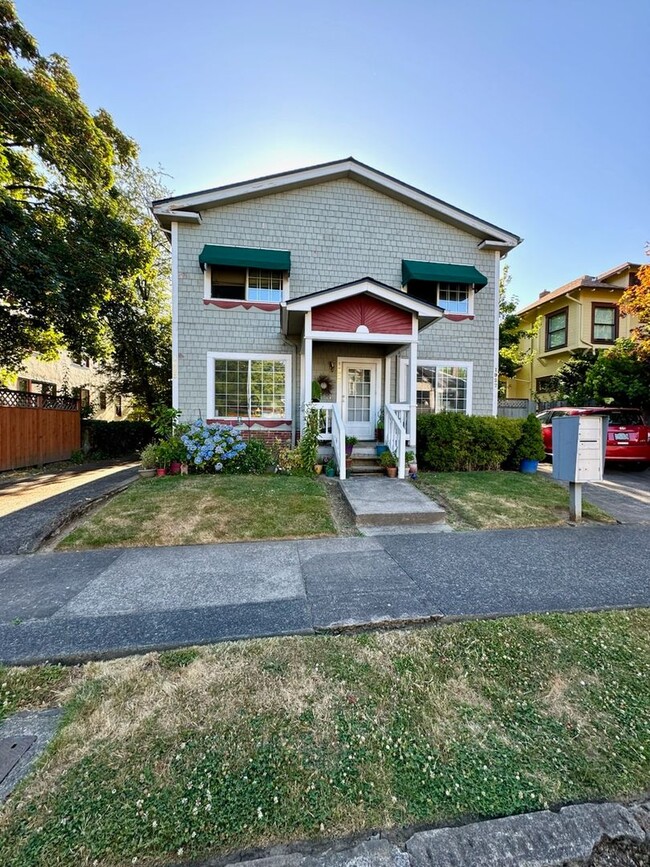 Building Photo - Irvington Triplex Townhome