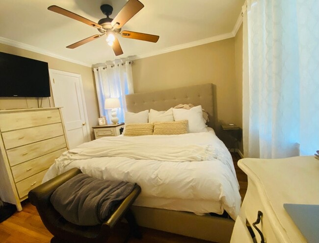 Building Photo - Three bedroom one bath!