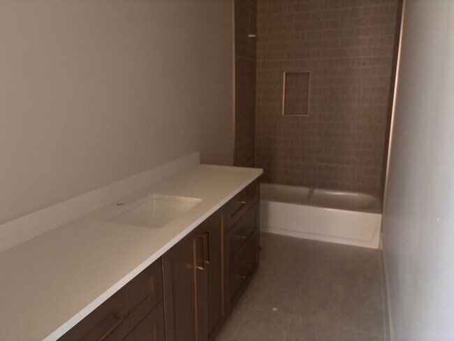 Building Photo - 2798 E Rosedale Dr