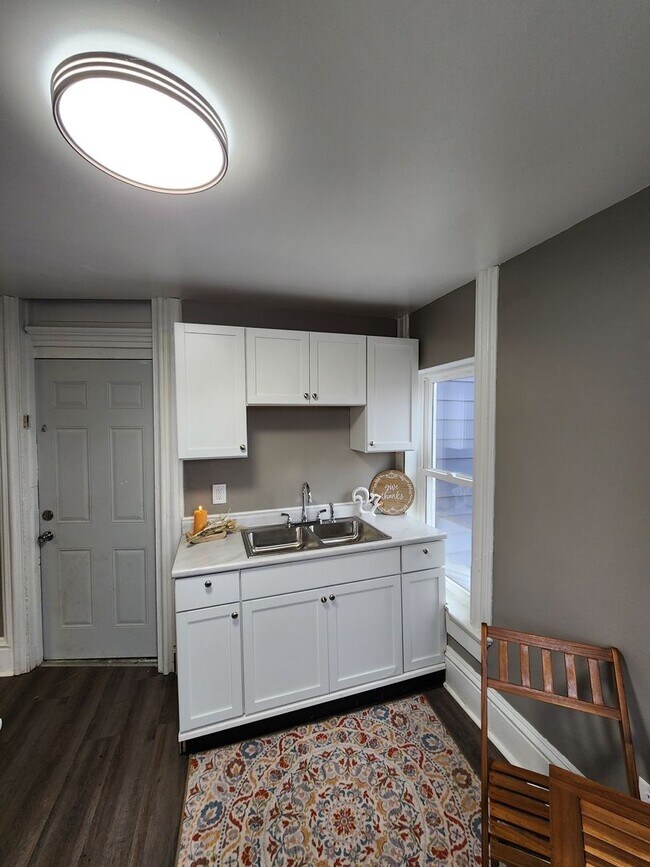 Building Photo - Large one bedroom one bath upstairs apartment